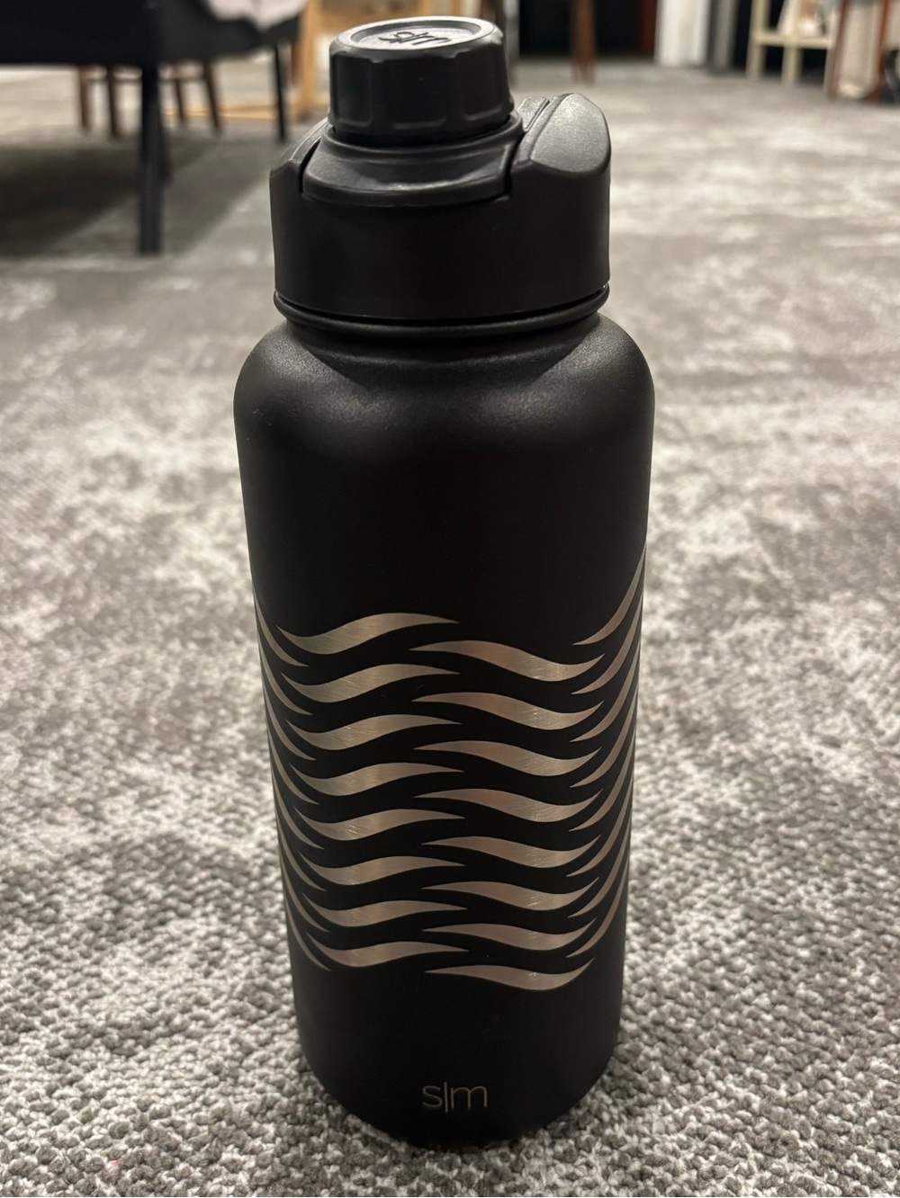 Simple Modern S/M 32 OZ Black Silver Metal Water Bottle